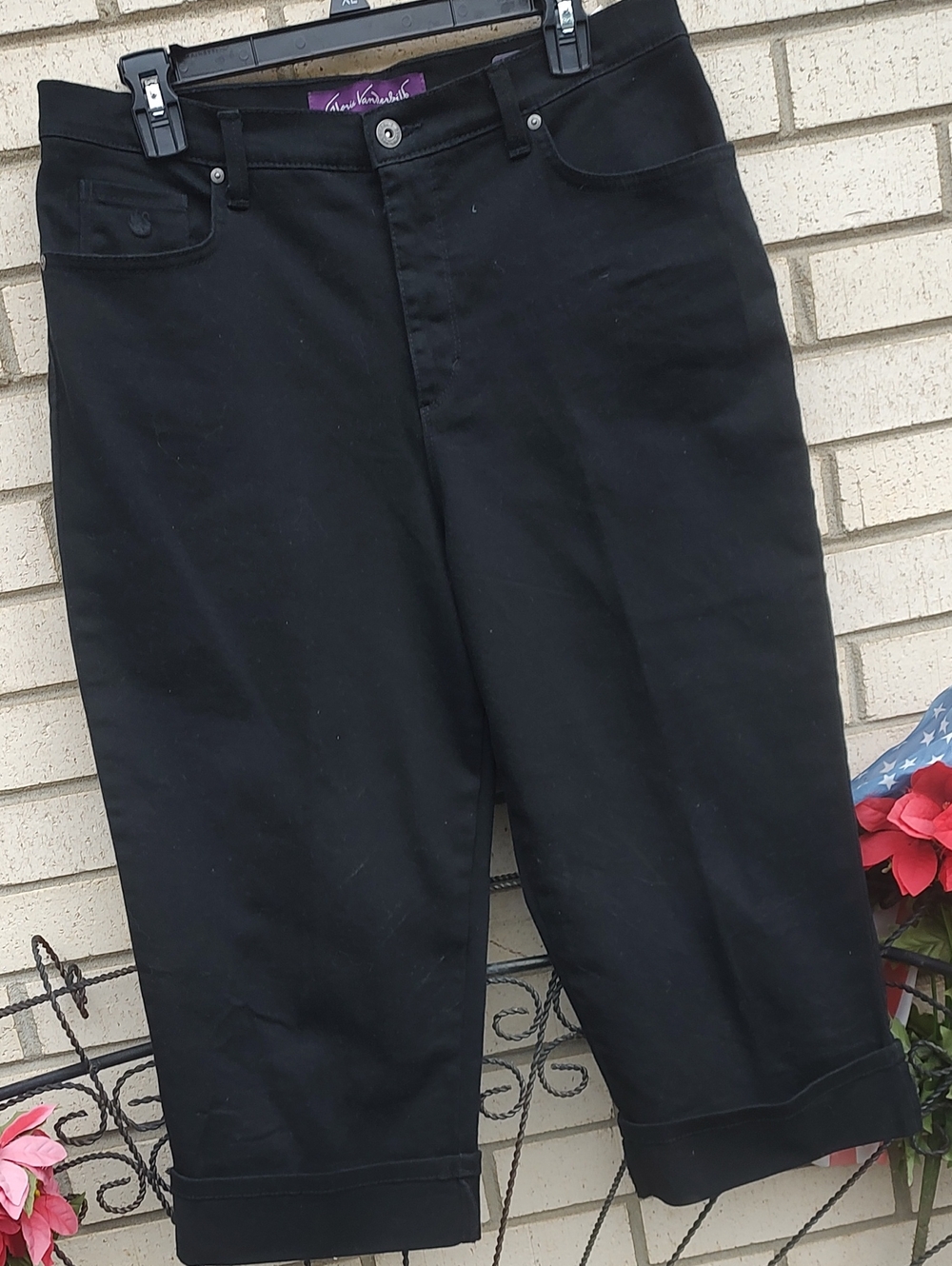 Gloria Vanderbilt Black Capris
